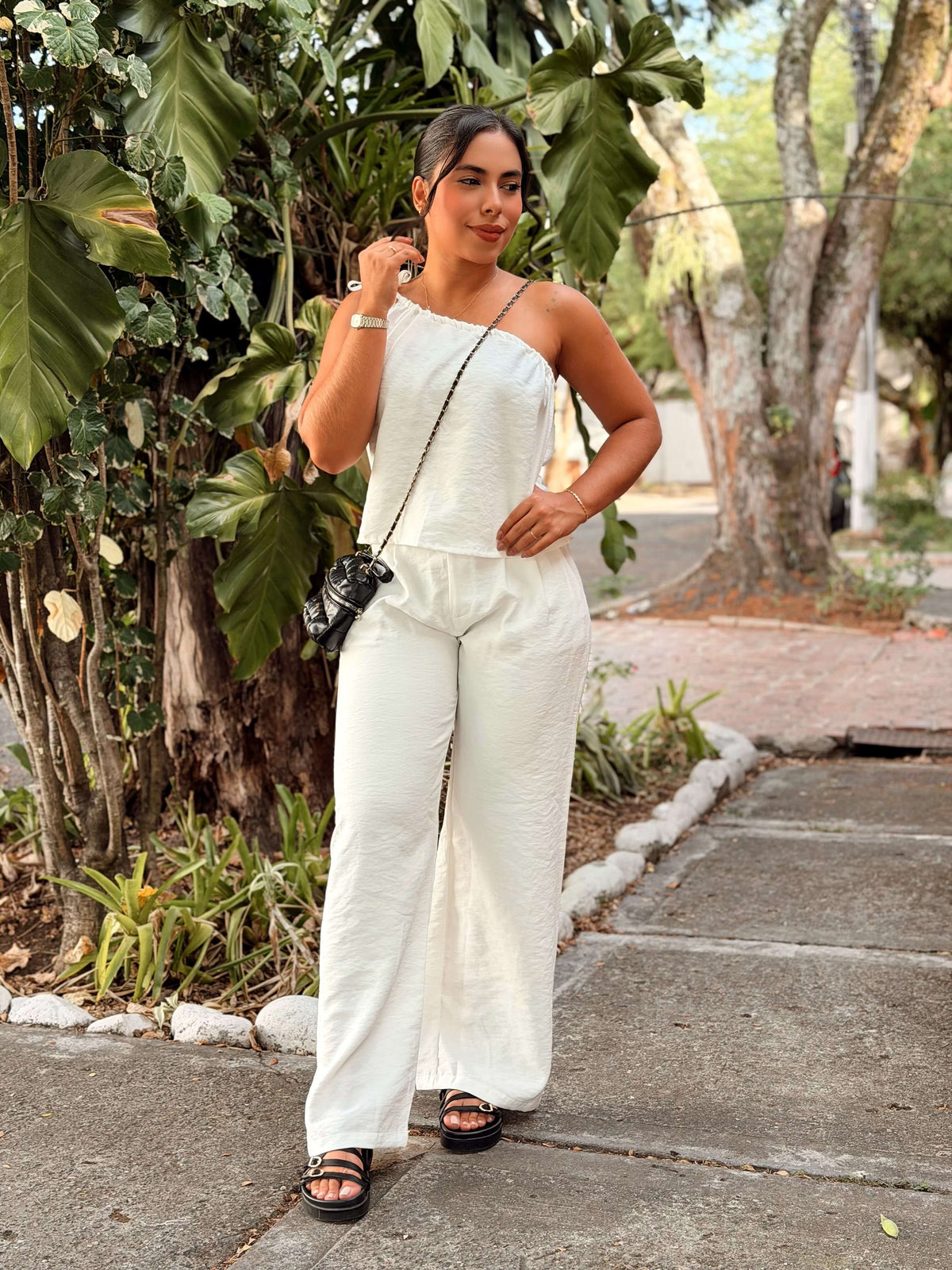 Conjunto One Shoulder Flow